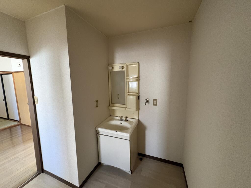 洗面設備　洗面所洗濯機置場　写真は103号室のものです。