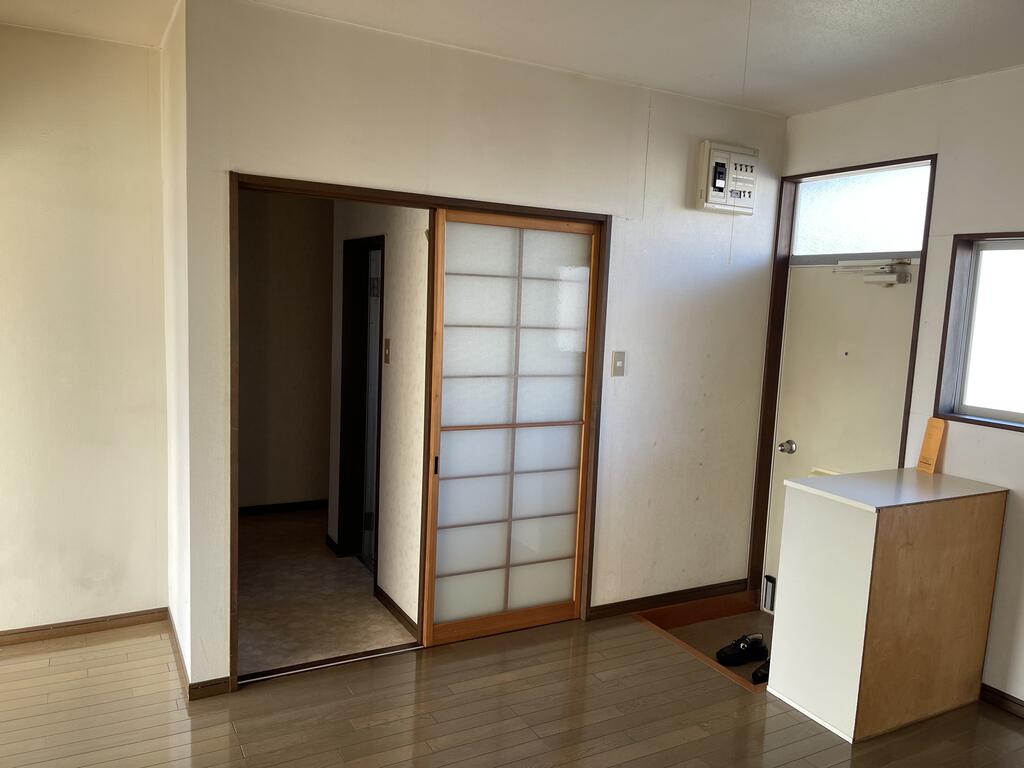 玄関　写真は103号室のものです