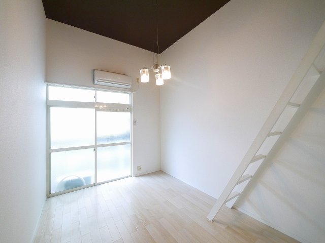 居室・リビング　ゆったり過ごせる居間です