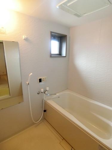 バス・シャワールーム　落ち着いた空間のお風呂です