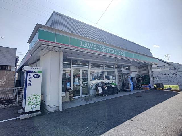 コンビニ　ローソンストア１００（コンビニ）まで670m