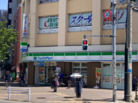 コンビニ　ファミリーマート（コンビニ）まで131m