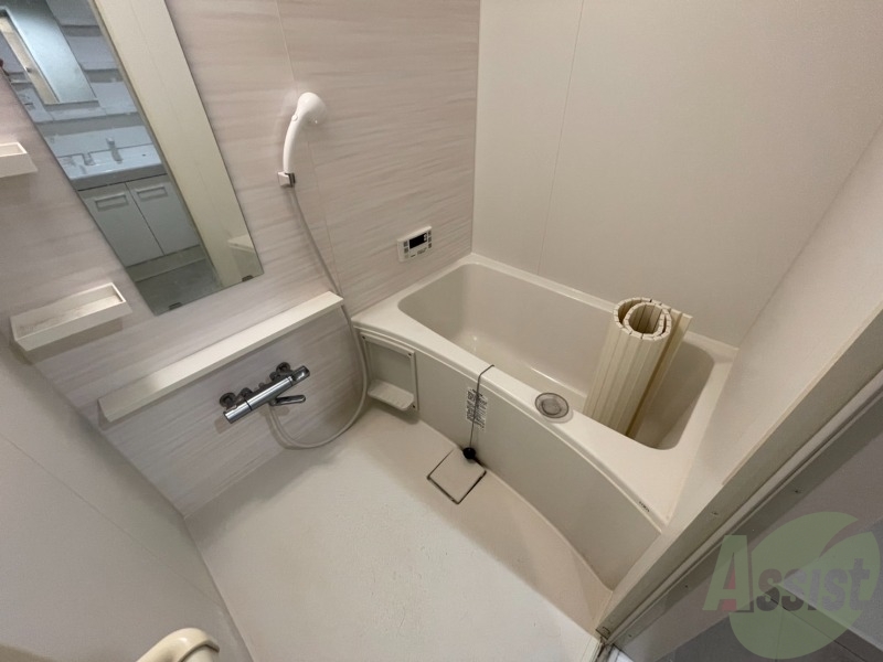 バス・シャワールーム　浴槽付きのお風呂です。ここで一日の疲れを癒しましょう。