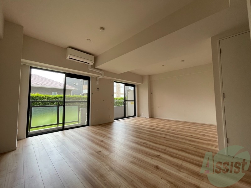 居室・リビング　リビングはこんな感じです。窓が大きくて良く陽が入ってきます。