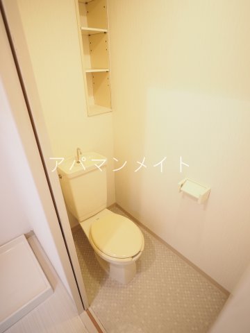トイレ　収納棚のあるトイレです