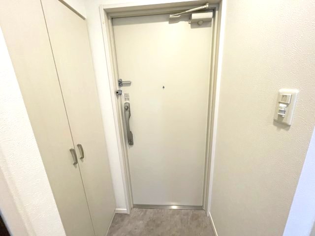 玄関　イメージとして同建物他部屋を表示しています