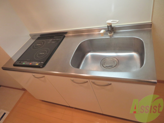 キッチン　シンプルなキッチンです。一人暮らしにはちょうどいいサイズ。