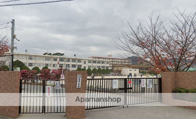 小学校　福岡市立小学校香椎小学校（小学校）まで776m