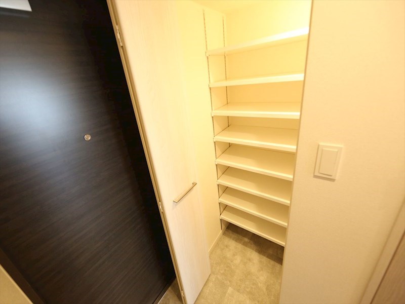 玄関　玄関　シューズクローク付（収納充実してます）