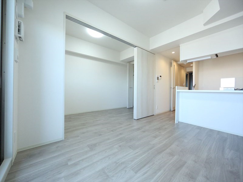 居室・リビング　ＬＤＫ8.9帖　洋室5.1帖　つなげても仕切っても使えます