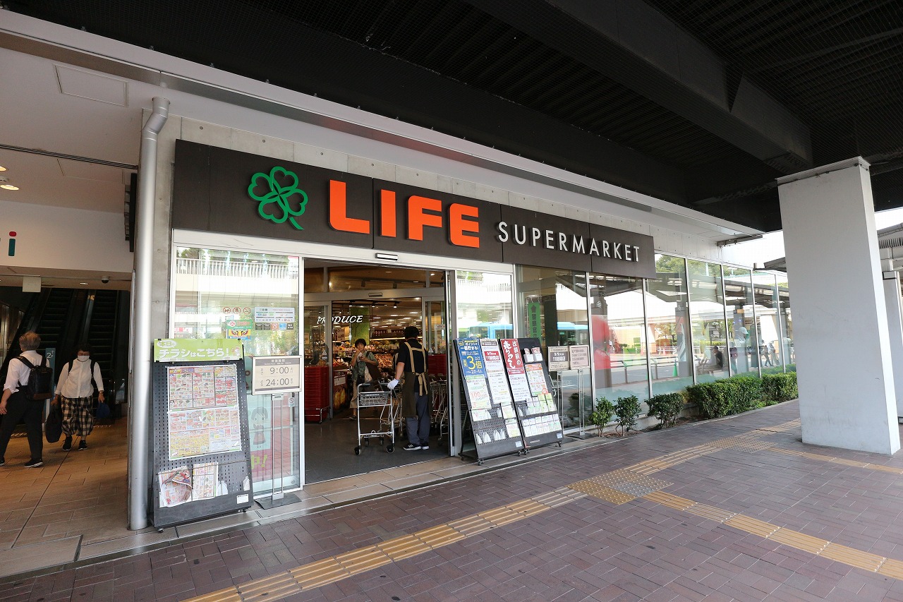 ショッピングセンター　ライフココネリ練馬駅前店（ショッピングセンター）まで497m