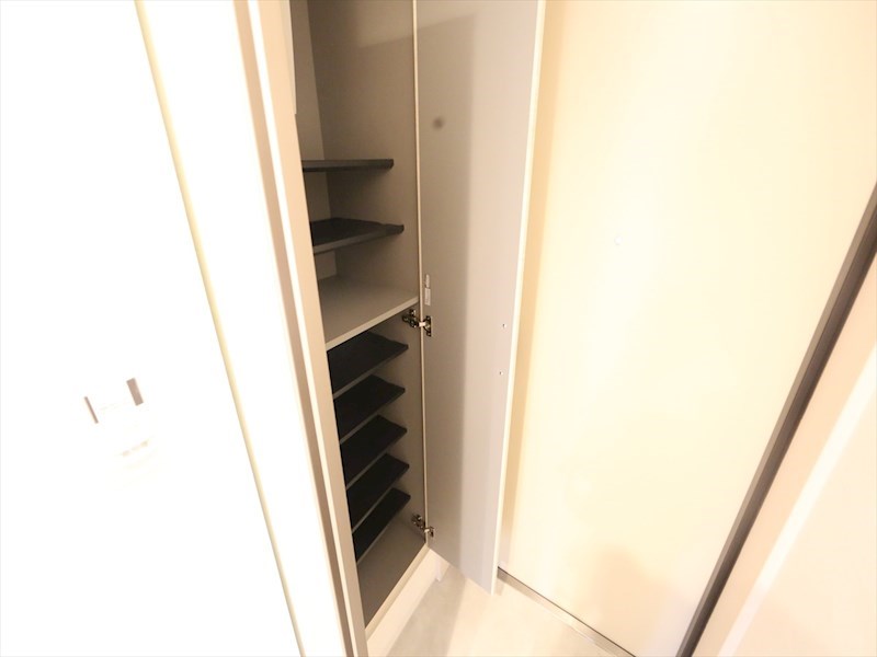 玄関　玄関　シューズボックス付（収納充実してます）