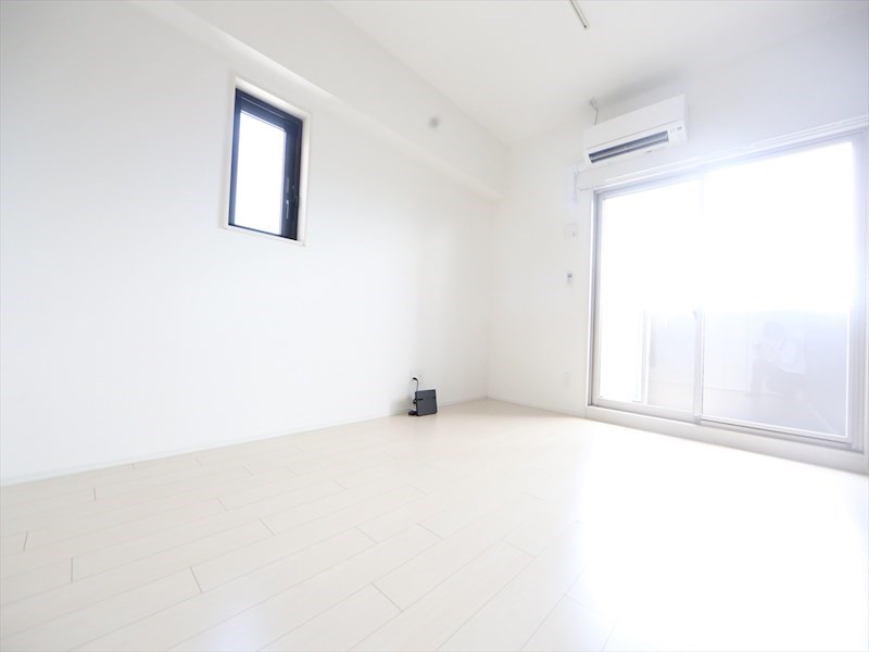 バルコニー　洋室8.3帖　2面採光　エアコン完備　バルコニー