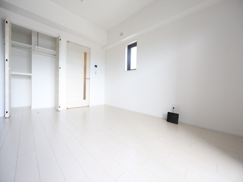 居室・リビング　洋室8.3帖　2面採光　クローゼット付（収納充実してます）