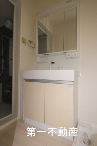 洗面設備　三面鏡化粧台