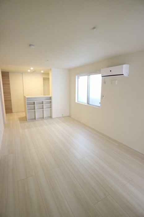 居室・リビング　エアコン・照明付きの14.6帖のリビングです♪