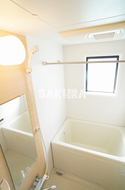 バス・シャワールーム　嬉しい追い焚き・浴室乾燥機付きです♪