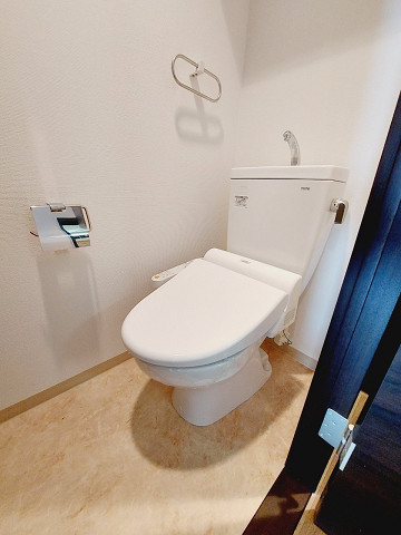 トイレ　落ち着いた色調のトイレです