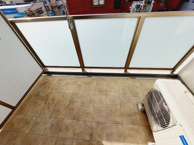 バルコニー　暖かな日差しのふりそそぐバルコニー