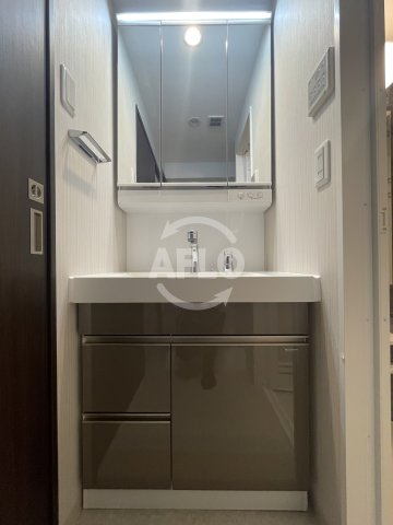 洗面設備　エステムコート大阪福島IIレイヤー　独立洗面台