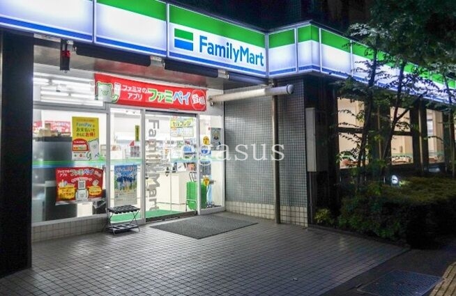 コンビニ　ファミリーマート江戸川橋駅西店（コンビニ）まで223m