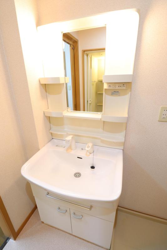 洗面設備　２　シャワー洗面台付き