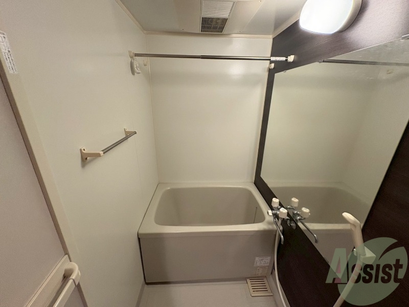 バス・シャワールーム　浴槽が広いので日々の疲れも癒されますね。