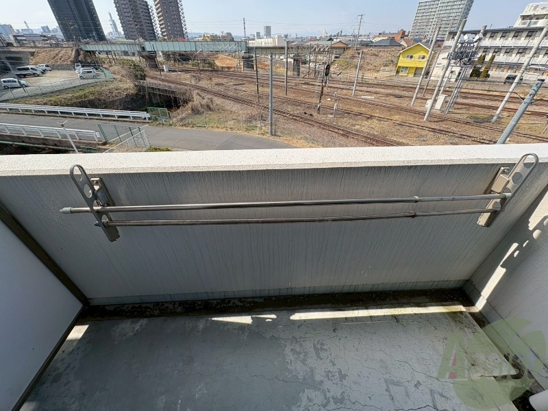 バルコニー　バルコニーに物干しがあるので洗濯物が干せます。