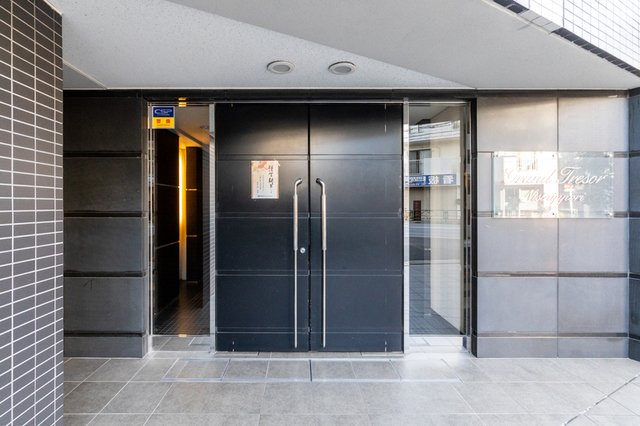 エントランス　落ち着いたエントランスです