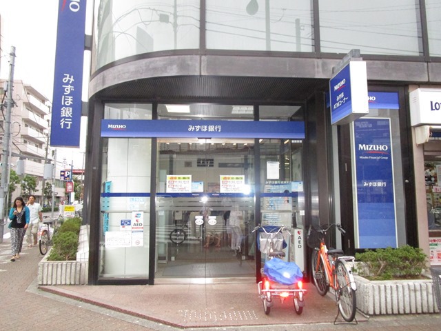 銀行　（株）みずほ銀行／綾瀬支店（銀行）まで318m