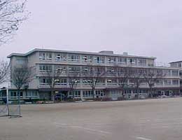 中学校　浜松市立与進中学校（中学校）まで2400m