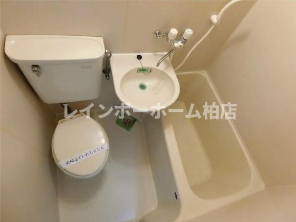 バス・シャワールーム　※別部屋反転タイプ写真。