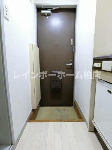 玄関　※別部屋反転タイプ写真。