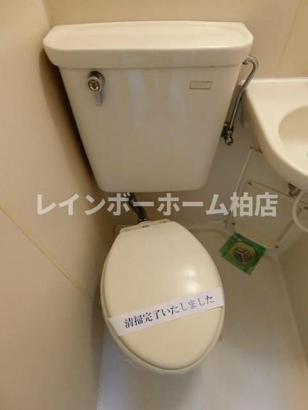 トイレ　※別部屋反転タイプ写真。