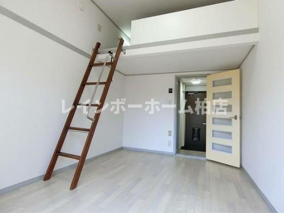 居室・リビング　※別部屋反転タイプ写真。