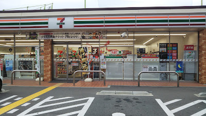 コンビニ　セブンイレブン（コンビニ）まで440m