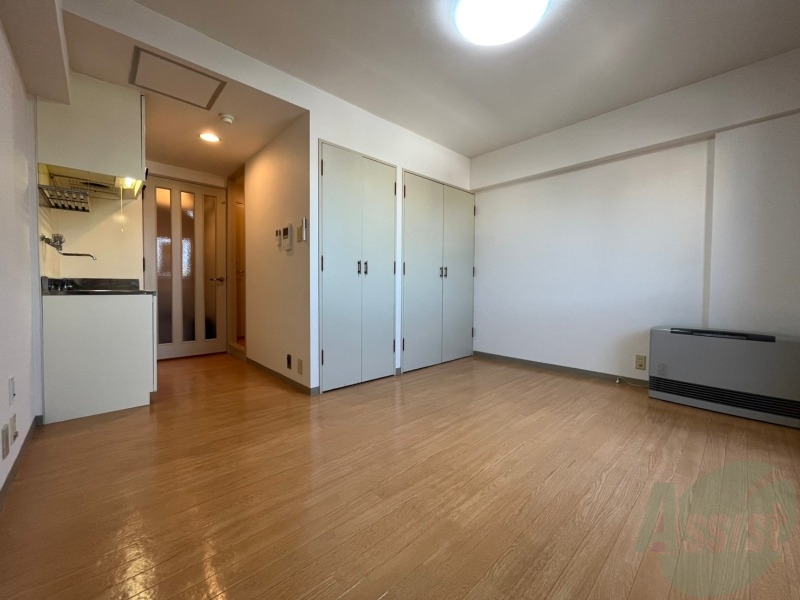 居室・リビング　木目のフローリングは落ち着きのある印象のお部屋になりますね。