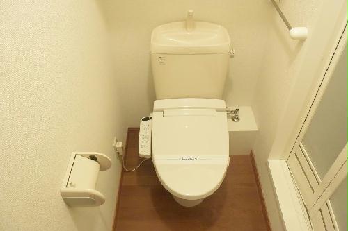 トイレ　温水洗浄便座付きです。