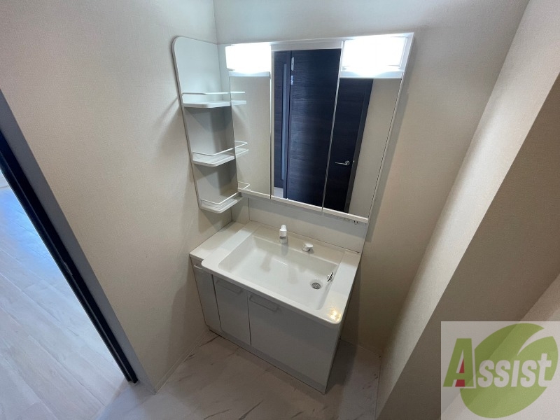 洗面設備　シャンプードレッサー。身支度はここでばっちりですね。