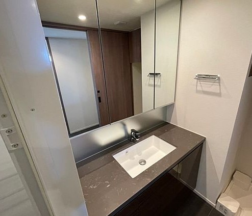 洗面設備　ゆったりとスペースのある洗面所