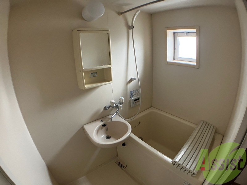 バス・シャワールーム　浴室はシンプルなデザイン。追い焚き機能付きです。