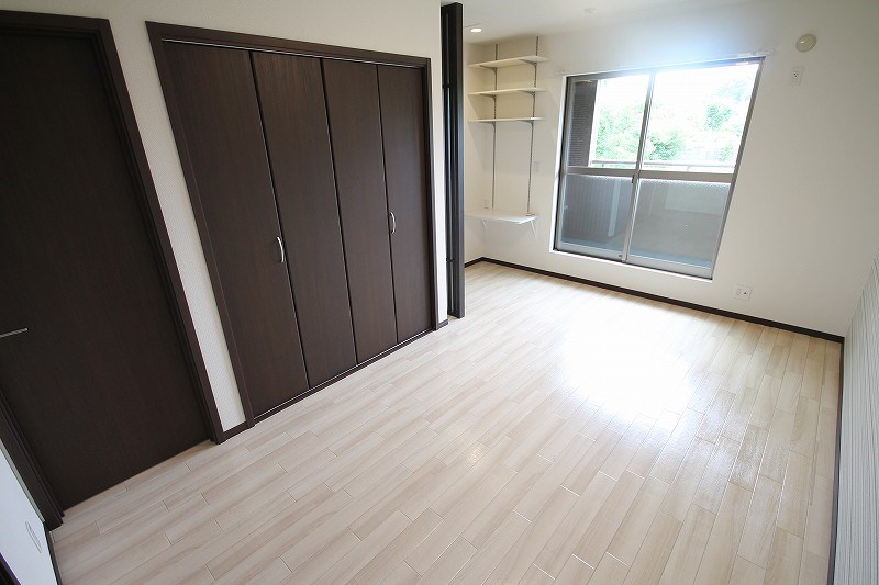 その他部屋・スペース　7.5帖の洋室には大きなクロゼットがあります☆