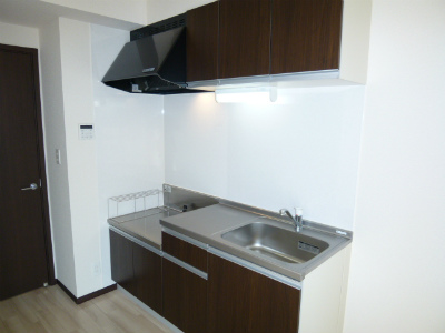 キッチン　ピカピカのシンクと重厚感のある木目調のキッチンです♪