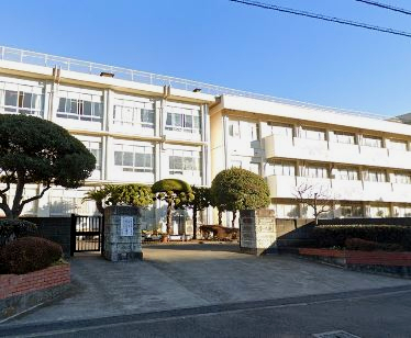 中学校　平塚市立浜岳中学校（中学校）まで434m