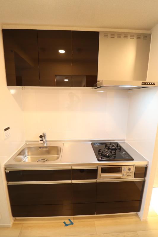 キッチン　2口コンロとグリル付きのシステムキッチン