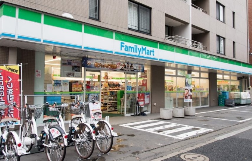コンビニ　ファミリーマート 高円寺駅東店（コンビニ）まで381m