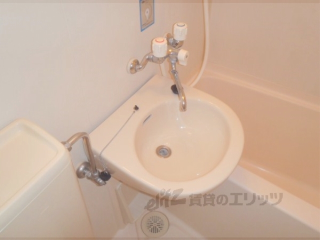 洗面設備　３点ユニットバスです。