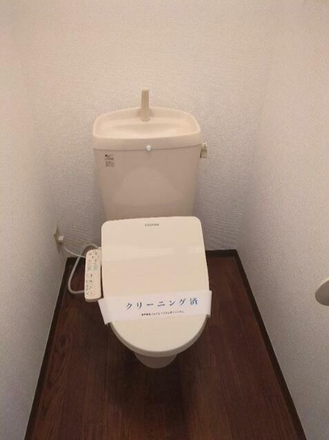 トイレ　落ち着いた色調のトイレです