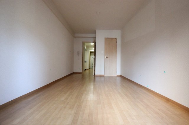 居室・リビング　同物件、別号室のものです。