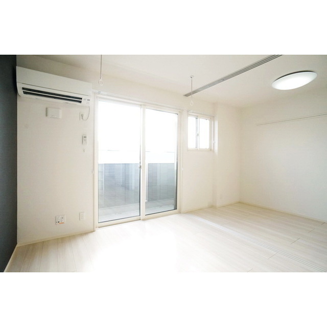 居室・リビング　日当たり良い室内